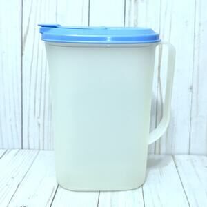 Tupperware 2 Qt Classic Servalier Pitcher Frosted White Blue Flip Top Lid 2010B3